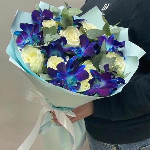 Необыкновенный букет с синими орхидеями и розами