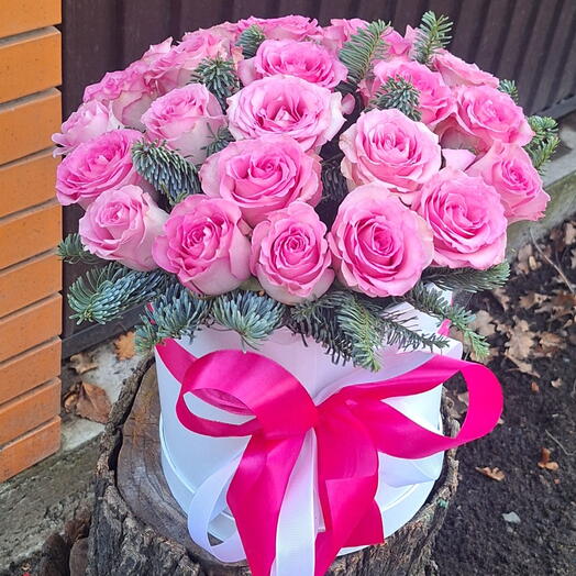 Розовые розы в коробке