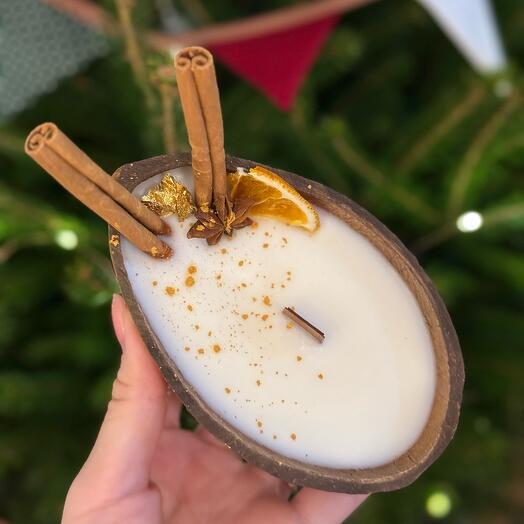 Aroma candle in coconut