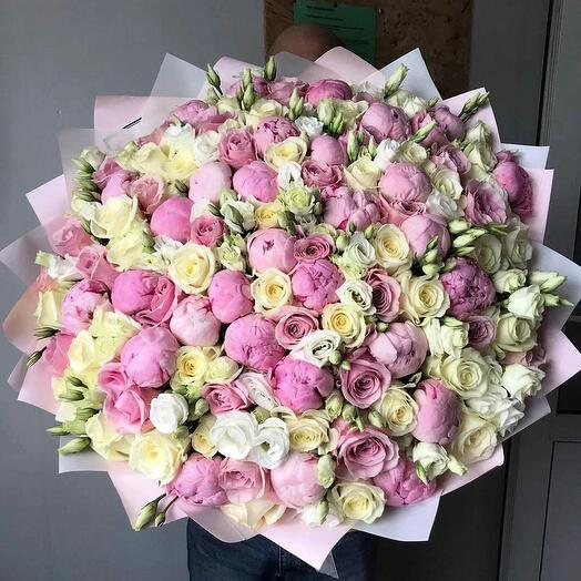 Букет пионов роз и эустом Огромный букет Пионы