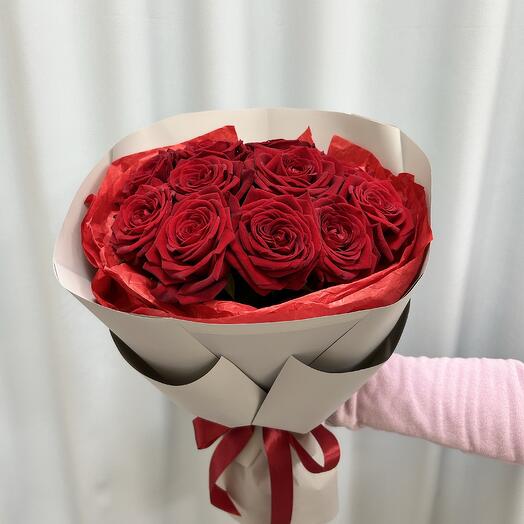 Rosas rojas en un ramo de Eleganto