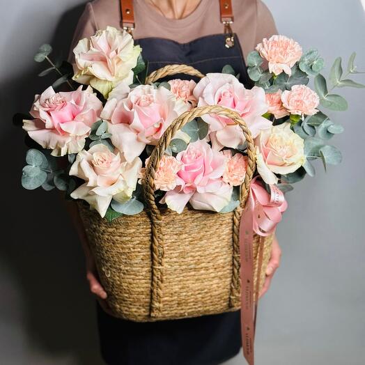 Cesta con rosas francesas y Dianthus