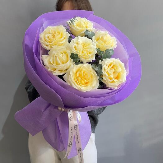 Нежный букет белой Розы