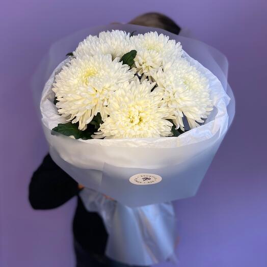 Bouquet of large white chrysanthemums