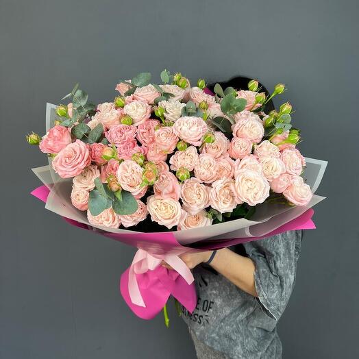 19 кустовых пион роз с эвкалиптом