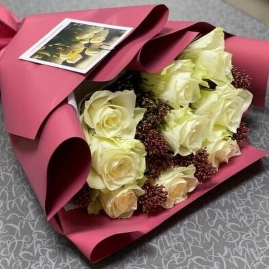 Roses with skimmia