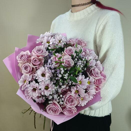 Lilac-pink bouquet of bush roses, bush chrysanthemums and gypsophila (L)
