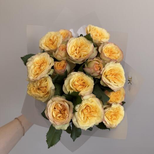 Букет солнечных кустовых роз