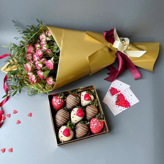 Набор клубники красные сердца в бельгийском шоколаде и букет кустовой розы