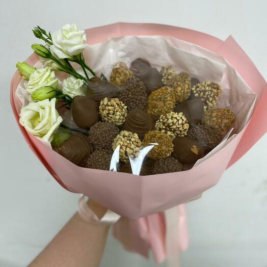 Букет микс М клубника и лизиантусы