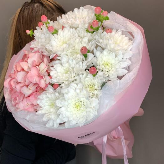 Ramo de autor de hortensias, crisantemos de arbustos e hipérico"Lady"