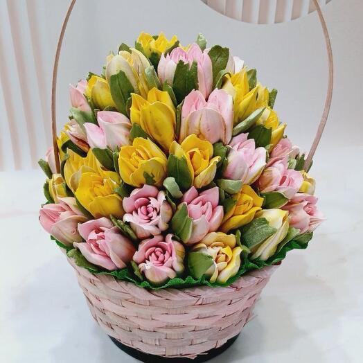 Ramo de tulipanes en una cesta