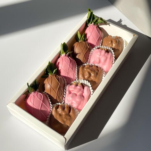 Клубника и финики в шоколаде