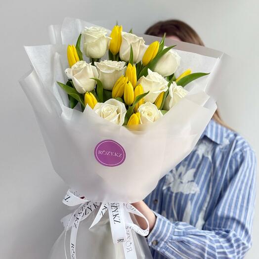 Весенний букет из роз с тюльпанами