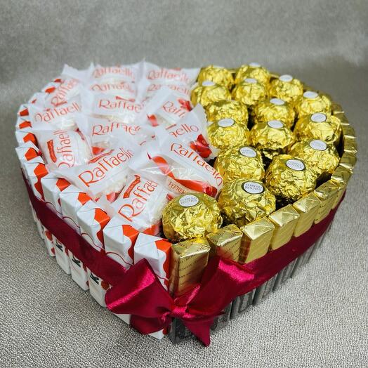Композиция из Raffaello, Ferrero Rocher и шоколадок Kinder и Merci в виде сердца