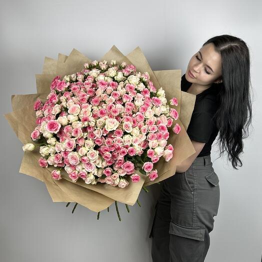 Букет из 45 кустовых Роз в крафте