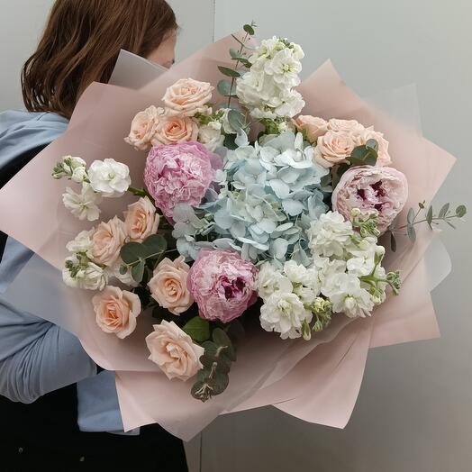 Букетик с ароматными пионами , гортензией, маттиолой, розой пионовидной кустовой