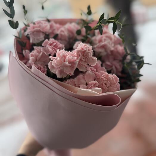 Букет с  кустовой гвоздикой и эвкалиптом