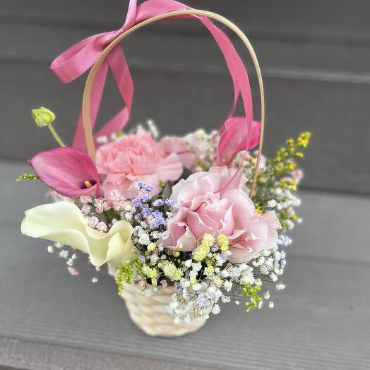 Корзина с французскими розами и каллами