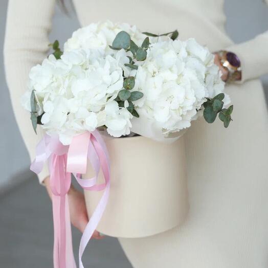 Белые гортензии в шляпной коробке (S)