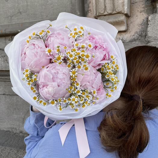 Пломбирный летний дуобукет из розовых нежных пионов и милых ромашек💝 (дуо 105)