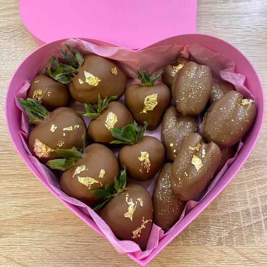 Сердце с клубникой и королевскими финиками в шоколаде