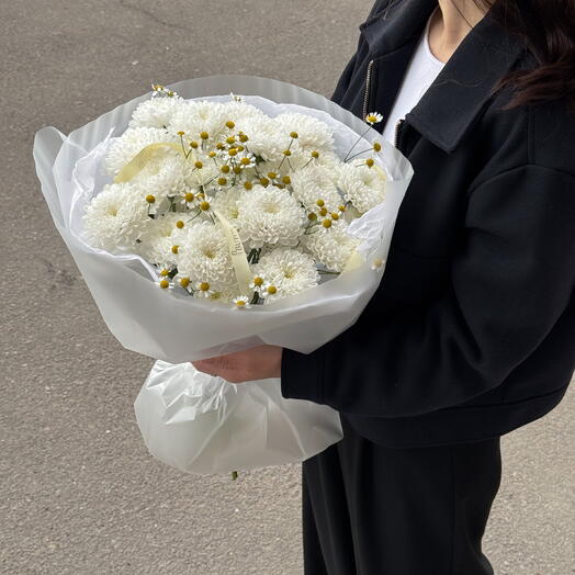 Нежный букет из белых кустовых хризантем и ромашек