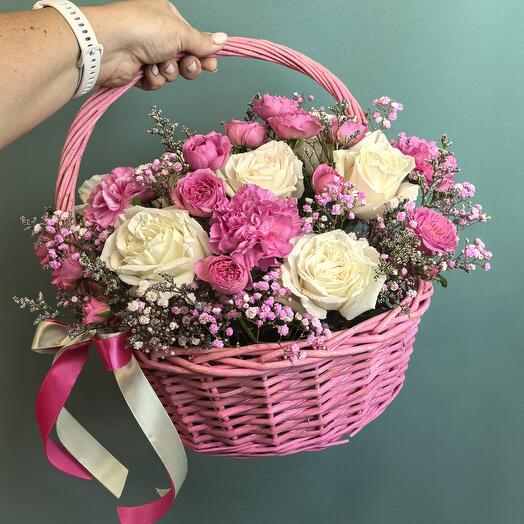 Корзина с белыми розами и кустовыми розами