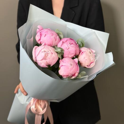 St bouquet 59 из 5 пионов  Сара Бернар с эвкалиптом