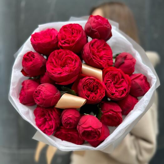 Bouquet of peony-shaped red roses