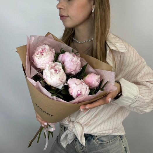5 пионов с зеленью