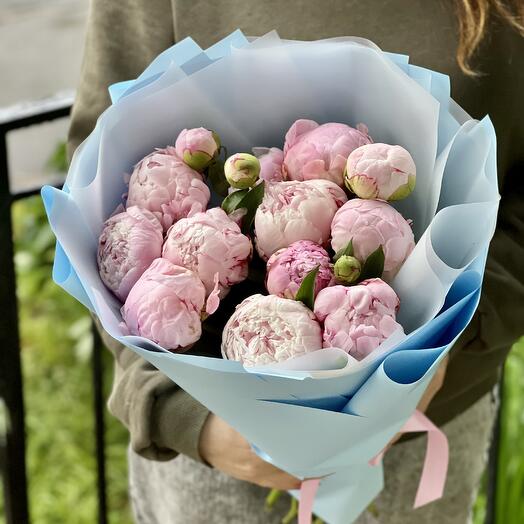 Букет из розовых пионов