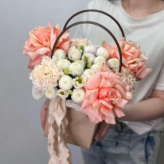 Крафтовая сумочка с хризантемой ньютон ,эустомой ,кремовыми гвоздиками и розами Кахала