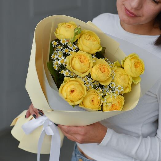 Пионовидные розы с ромашками