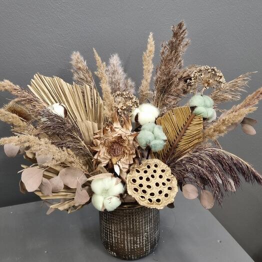 Композиция из сухоцветов в натуральных оттенках