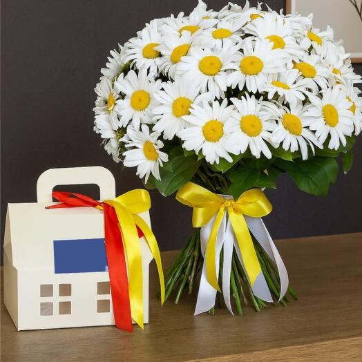 Бокс макарон и букет ромашек