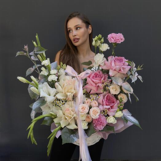 Корзина с гладиолусами, пионовидными розами, эустомой