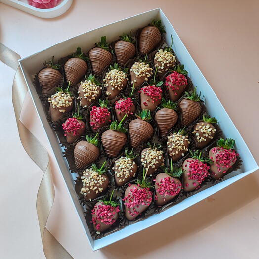 Клубника в шоколаде 30 - 36 шт с сублимированной малиной и дробленым арахисом