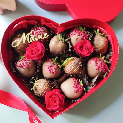 Клубника в шоколаде с розами подарок маме
