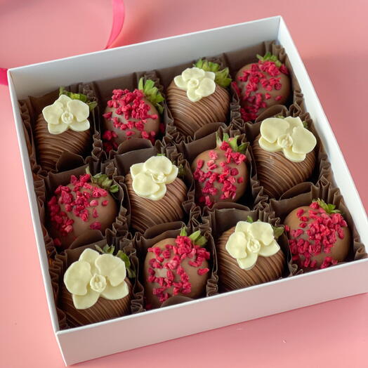 Набор клубники в шоколаде с шоколадными орхидеями, на День матери