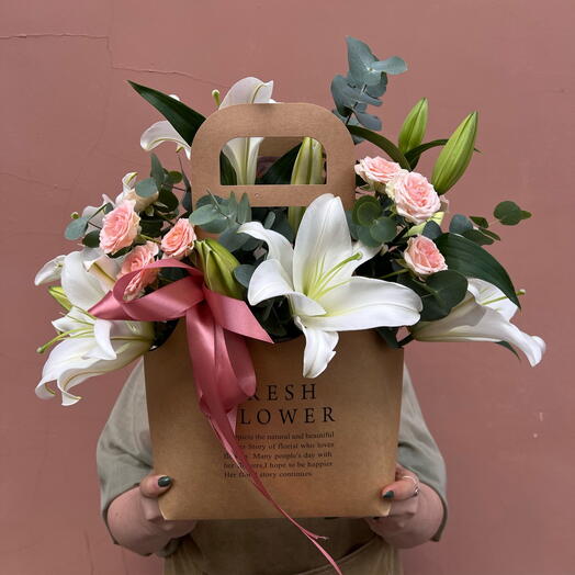 Композиция с лилией и розами