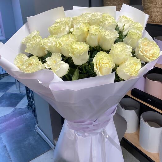 Белые метровые розы