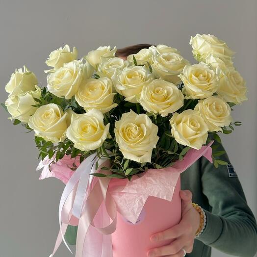 Цветы в коробке белые розы