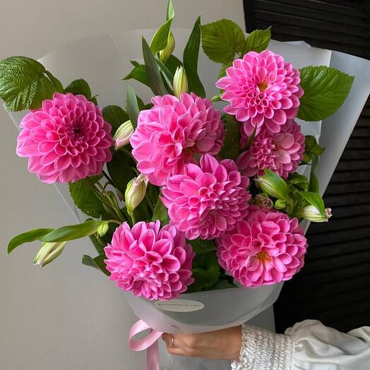 Розовые георгины и веточки малины 💓