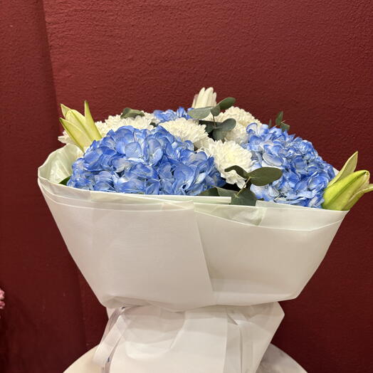 Пышный авторский букет в композиции синих гортензий