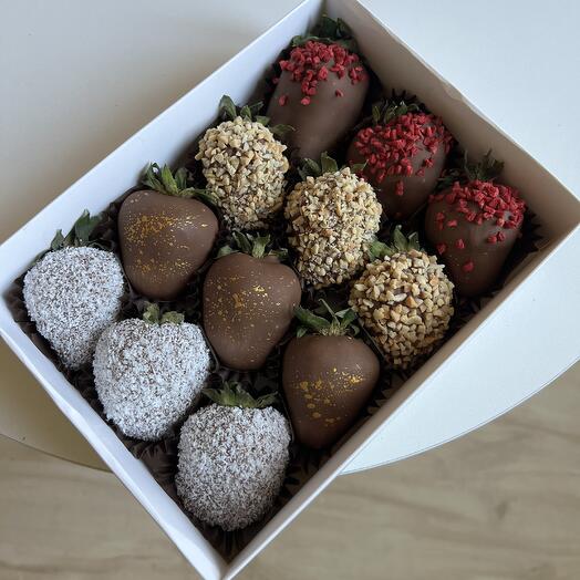 Клубника в шоколаде 12шт из молочного шоколада Callebaut