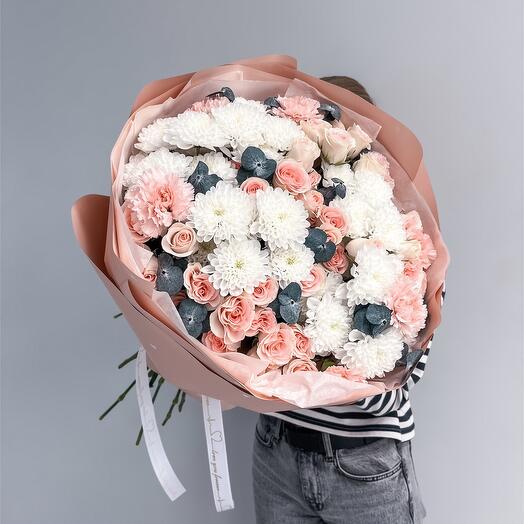 Букет из кустовых роз и хризантем «Нежный сентябрь»