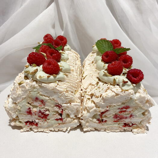 Меренговый рулет с фисташковым кремом и фисташками