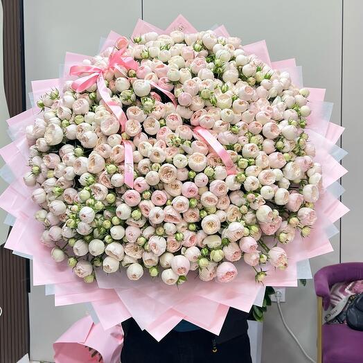 Огромный букет из пионовидных роз