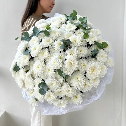 Букет "25 хризантем с эвкалиптом"